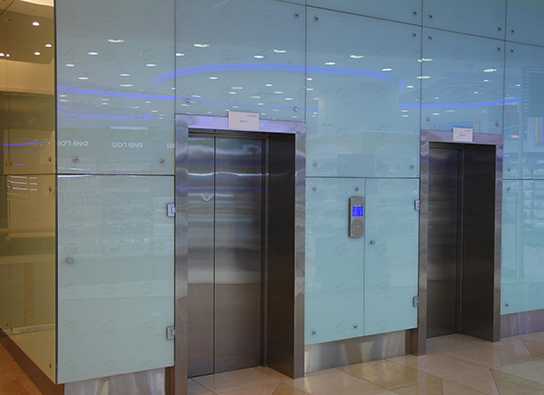 Облицовка лифтовых порталов крашенным стеклом